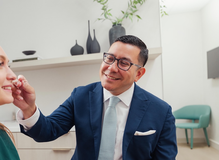 Dr. Mathew Moreno en consulta con una paciente en Body by Ravi, Houston