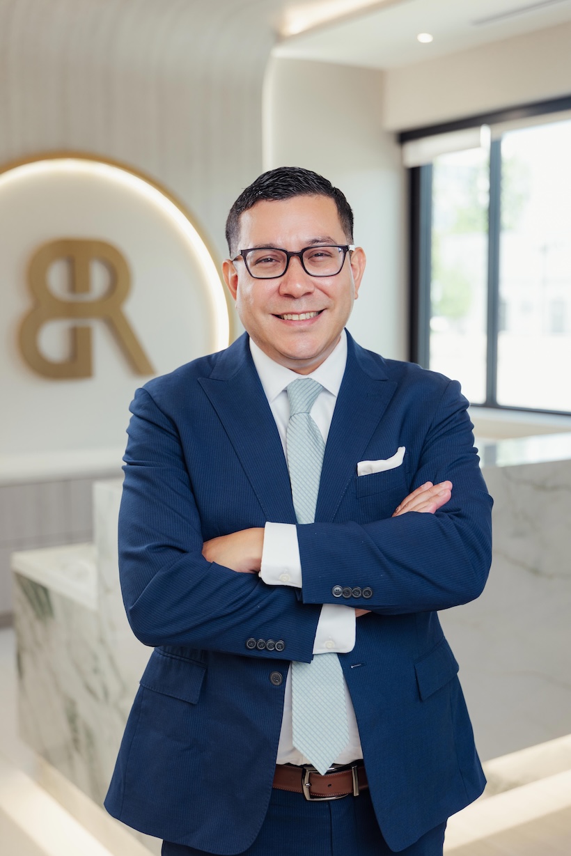 Dr. Mathew Moreno, cirujano plástico en Houston, TX